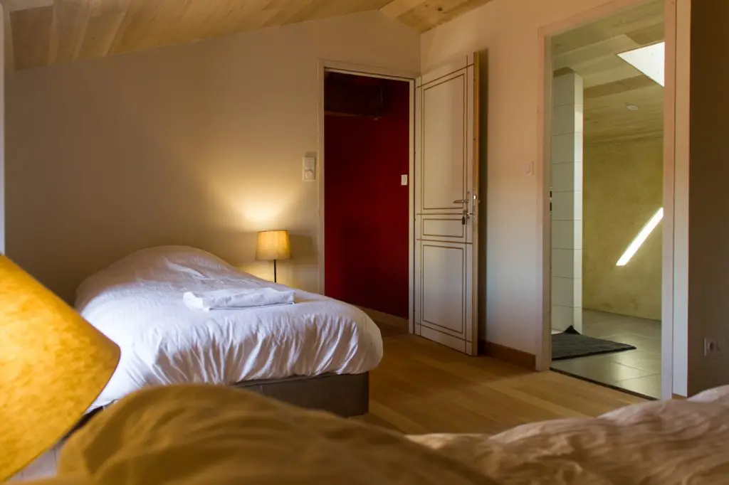 Vue de l'entrée et de la salle d'eau de la chambre familiale