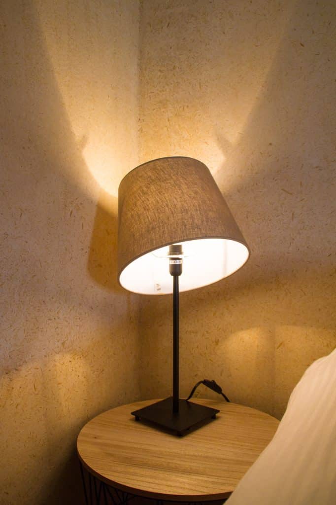 Mur en chaux-chanvre éclairé par la lampe de chevet