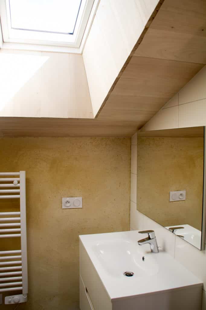 Salle d'eau lumineuse au petit matin