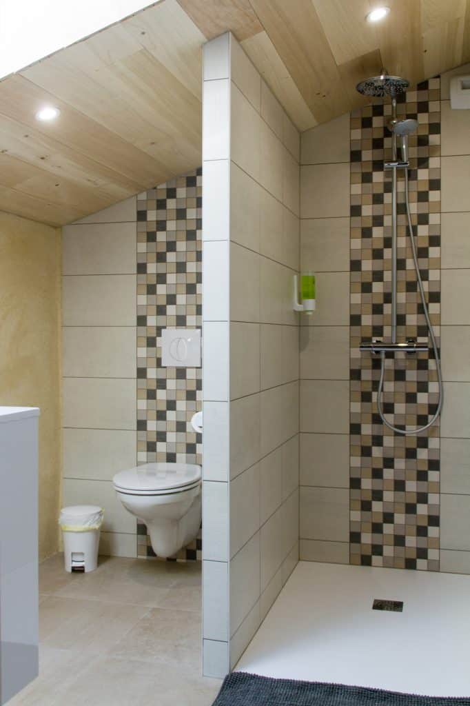 Douche dans la salle d'eau lumineuse de la chambre 4 personnes