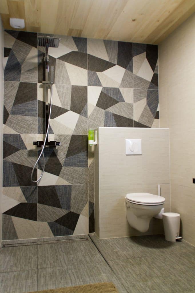 Vue d'ensemble de la salle d'eau avec douche à l'italienne